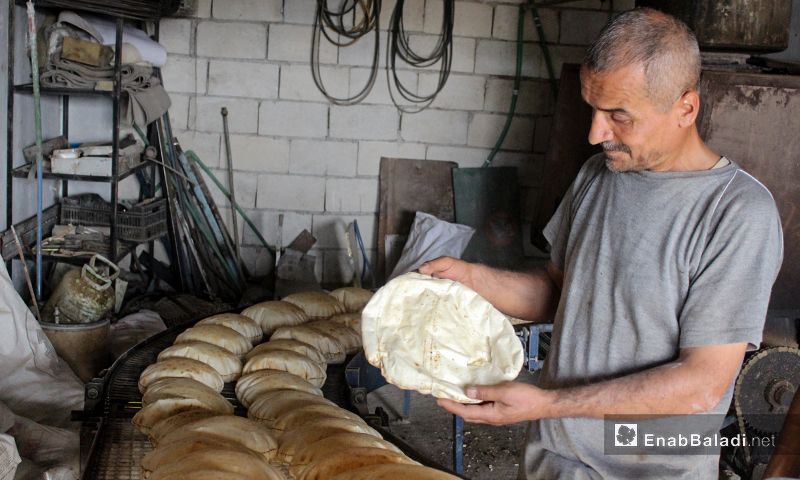 عامل في أحد أفران الخبز بكفرعروق شمالي إدلب - 9 حزيران 2020 (عنب بلدي / إياد عبد الجواد)
