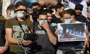 وقفة احتجاجية لناشطين إعلاميين بمدينة إدلب ردًا على اعتداء عناصر من "هيئة تحرير الشام" على زملائهم على طريق اللاذقية حلب - 10 من حزيران 2020 (عنب بلدي)