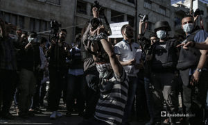 وقفة احتجاجية على الاعتداءات المتكررة من قبل الجهات العسكرية على الصحفيين والمصورين في الشمال السوري - 10 حزيران 2020 (عنب بلدي/ يوسف غريبي)