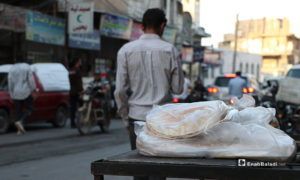 بسطة لبيع الخبز عند دوار السنتر في الباب- 25 من نيسان (عاصم الملحم/ عنب بلدي)


