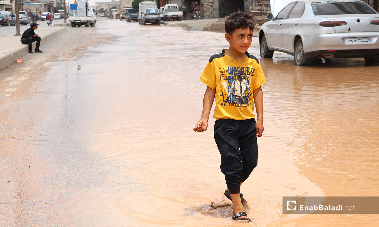 طفل بالمياه الناتجة عن أعطال في أنابيب الشكبة المغذية في مدينة الباب بريف حلب الشمالي - 20 حزيران 2020 (عنب بلدي)