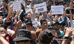 مظاهرة في إدلب للمطالبة بالعودة إلى المدن التي هجر منها أهلها - 5 من أيار 2020 (عنب بلدي)