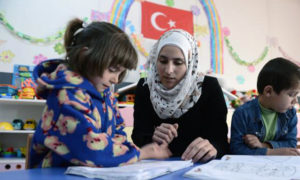 طلاب سوريون يتلقون التعليم في مدرسة تركية - 2018 (العربي الجديد)
