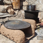 طهي الطعام بطريقة بدائية في قرية عرشين بجبل السماق بريف إدلب الشمالي - 17 حزيران 2020 (عنب بلدي/إياد عبد الجواد)