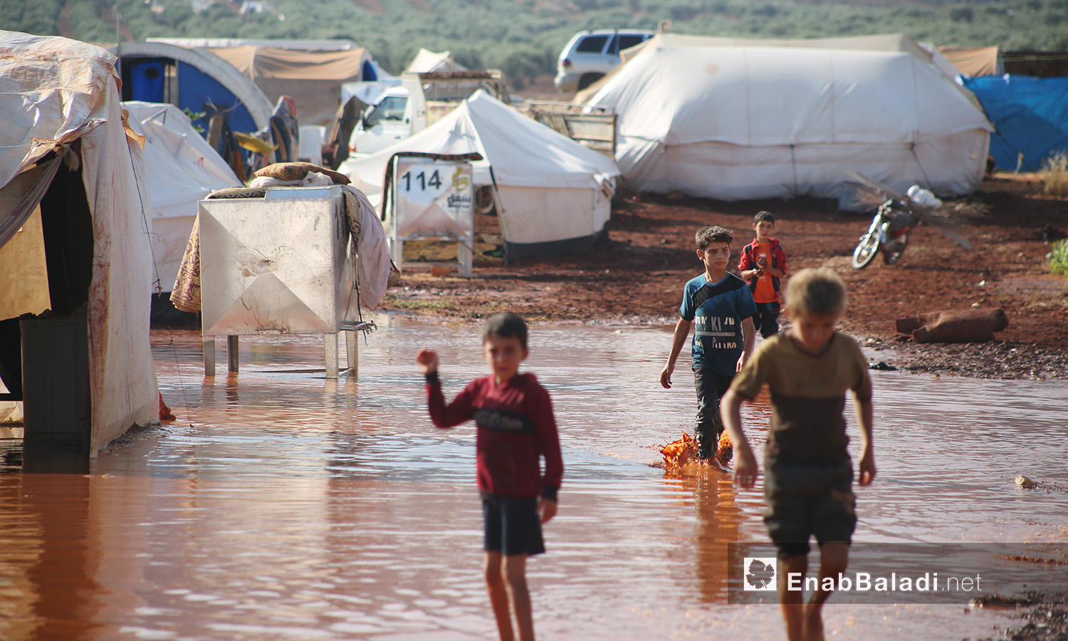 أطفال مخيم "سهل الخير" بعد العاصفة المطرية في كفربني بريف إدلب الشمالي - 19 حزيران 2020 (عنب بلدي/يوسف غريبي)