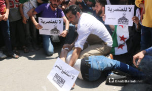 مظاهرة في إدلب للمطالبة بالعودة إلى المدن التي هجر منها أهلها - 5 من أيار 2020 (عنب بلدي)