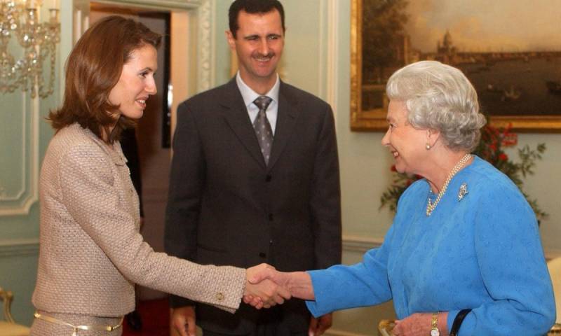 استقبال ملكة بريطانية إليزابيث الثانية أسماء الأسد وزوجها بشار الأسد في قصر باكنغهام لندن - 17 كانون الأول 2002 (AFP)