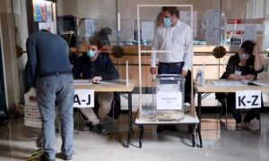 ناخب في مركز اقتراع خلال الجولة الثانية من الانتخابات البلدية في باريس 28 من حزيران 2020 (رويترز)
