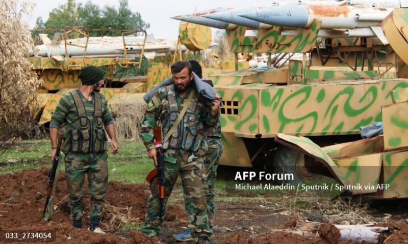 عناصر من جيش النظام قرب الشيخ مسكين في درعا - 11 تموز 2015 (AFP)
