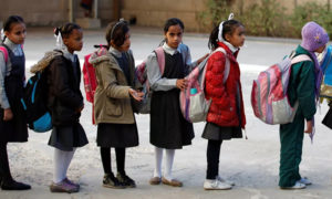 أطفال يحملون حقائبهم الدراسية في اليمن (رويترز)