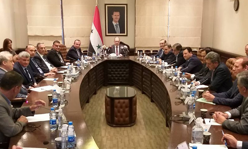 رئيس مجلس الوزراء في حكومة النظام السوري، حسين عرنوس، يترأس اجتماع المحافظين في وزارة الإدارة المحلية- 14 من حزيران (رئاس المحلس/فيس بوك)