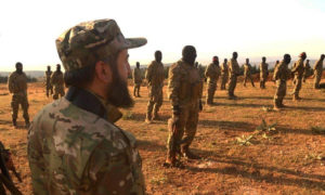 قيادي في تحرير الشام خلال تخريج دفعة لقوات العصائب الحمراء - 18 أيار 2020 (الشمالي الحر)