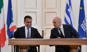 وزيري خارجية اليونان وإيطاليا لدى توقيع الاتفاقية (CNN)