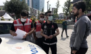 الشرطة التركية توقف مواطنًا لا يرتدي الكمامة (موقع SUZCU التركي)