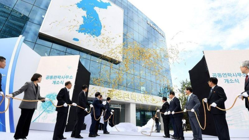 مبنى الاتصال الذي فجرته كوريا الشمالية اليوم 16 من حزيران 2020، أثناء افتتاحه في عام 2018 (فرانس 24)