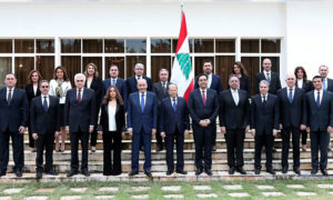 رئيس الحكومة اللبنانية ووزرائها مع رئيس مجلس النواب نبيه بري ورئيس الجمهورية ميشيل عون كانون الثاني 2020 (رويترز)