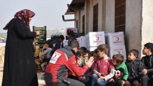 الهلال الأحمر التركي يوزع مساعدات للاجئين (وكالة الاناضول)
