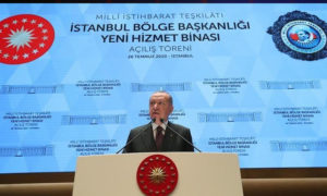 الرئيس التركي رجب طيب أردوغان وهو يفتتح المبنى الجديد للاستخبارات التركية في اسطنبول- 26 من تموز (الأناضول)