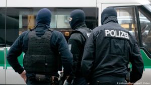 عناصر من الشرطة الألمانية خلال تفتيش أحد المباني في إطار الاشتباه في الإرهاب (DW)