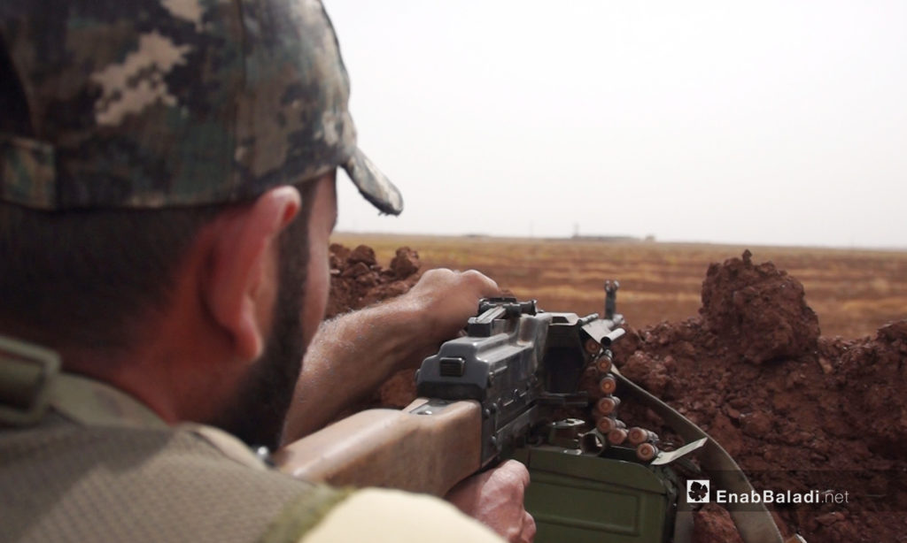 مقاتل من "الجيش الحر" على إحدى جبهات ريف إدلب الجنوبي - 13 تشرين الأول 2018 (عنب بلدي/إياد عبد الجواد)