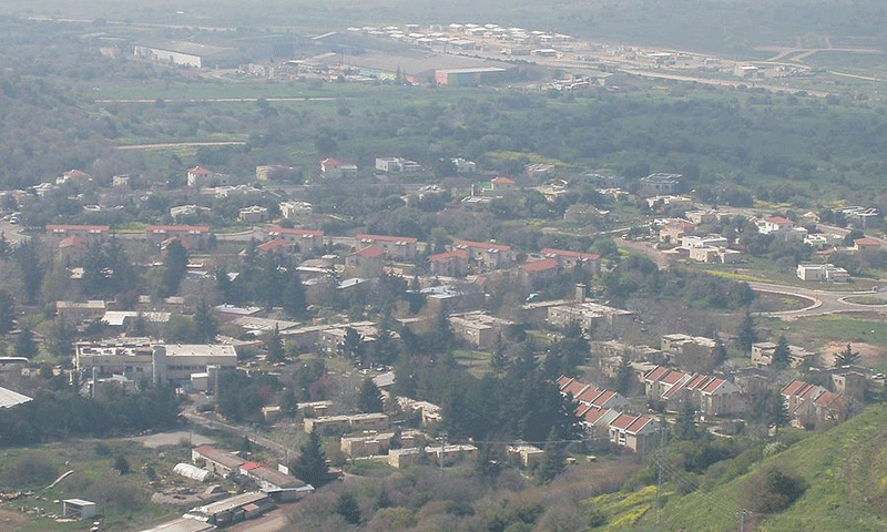منظر "ميروم هجولان" أول مستوطنة إسرائيلية أقيمت في 16 تموز 1967، ثم انتقلت إلى موقعها الحالي قرب تل الغرام (هار بنطال) في آذار 1972 - (ويكي مصدر)