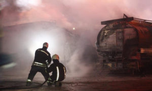 عناصر من الدفاع المدني يخمدون حريق مجهول السبب نشب في شركة "وتد"- 2019 (الدفاع المدني السوري/ تويتر)