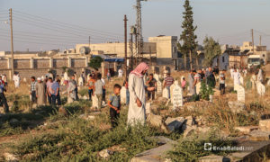 أهالي بلدة دايق بريف حلب الشمالي يزورون قبور ذويهم في أول يوم عيد الأضحى - 31 تموز 2020 (عنب بلدي / عبد السلام مجعان )