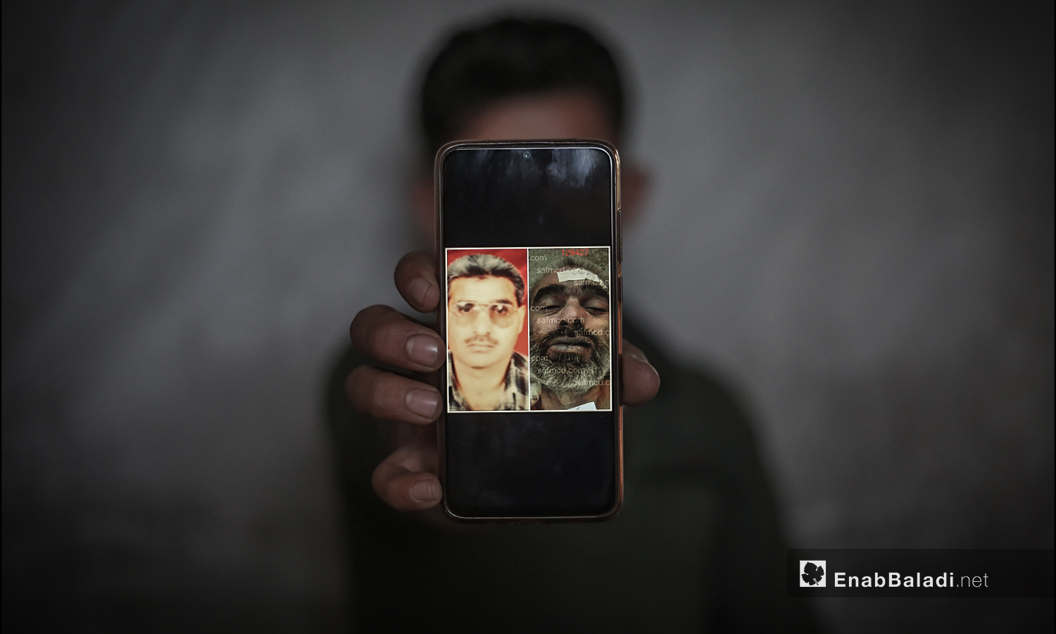 شخص يحاول التعرف على أحد أقربائه المختفي في سجون النظام السوري من خلال الصور المسربة من قيصر - 13 من تموز 2020 (عنب بلدي / يوسف غريبي )
