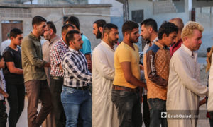 مصلون يتبادلون التهاني بعد صلاة عيد الأضحى في بلدة دايق بريف حلب الشمالي - 31 تموز 2020 (عنب بلدي / عبد السلام مجعان )