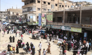 ازدحام الناس في أسواق مدينة الرقة قبيل عيد الأضحى - 31 تموز 2020 (عنب بلدي / عبد العزيز الصالح )