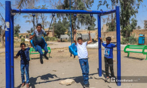 أطفال يلعبون على الأراجيح بمدينة الرقة في أول أيام عيد الأضحى - 31 تموز 2020 (عنب بلدي / عبد العزيز الصالح )