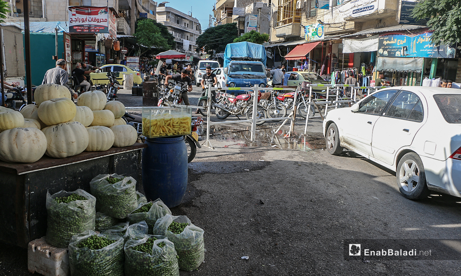 حواجز على طريق السوق في إدلب المدينة لتقليل الازدحام ومنع التفجيرات قبيل عيد الأضحى - 29 تموز 2020 ( عنب بلدي / أنس الخولي )