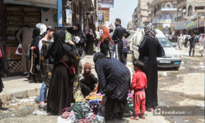 نساء يشترون ثياب من أحد البسطات في مدينة الرقة - 30 تموز 2020 (عنب بلدي / عبد العزيز الصالح )