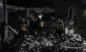 فريق الدفاع المدني يقوم بالبحث عن مصابين بعد غارتين من طائرات حربية مجهولة في مدينة الباب - 15 من تموز (عنب بلدي / عاصم الملحم )