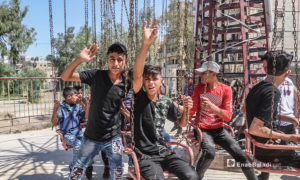 أطفال يلعبون في الملاهي بمدينة الرقة في أول أيام عيد الأضحى - 31 تموز 2020 (عنب بلدي / عبد العزيز الصالح )