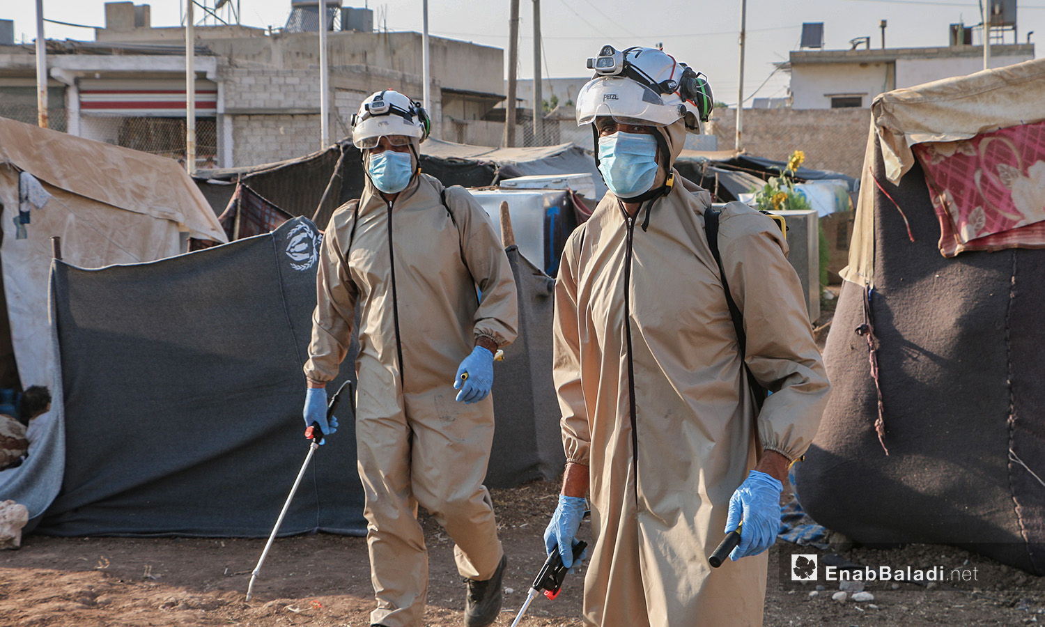 فريق الدفاع المدني السوري يقوم  بإجراءات الوقاية من فايروس "كورونا" في مخيمات بلدة دابق شمال حلب - 12 من تموز 2020 (عنب بلدي / عبد السلام مجعان )