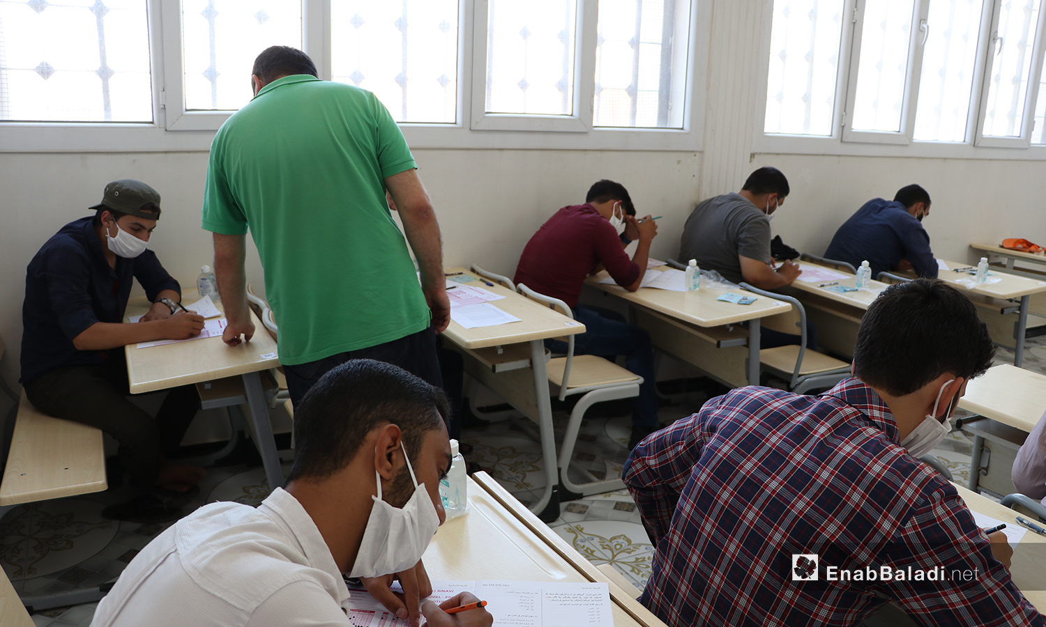 طلاب يقومون باجراء الامتحانات النهائية للشهادة الثانوية في ظل اجراءات الحماية من كورونا في مدينة الباب بريف حلب الشمالي - 12 من تموز 2020 (عنب بلدي / عاصم الملحم )