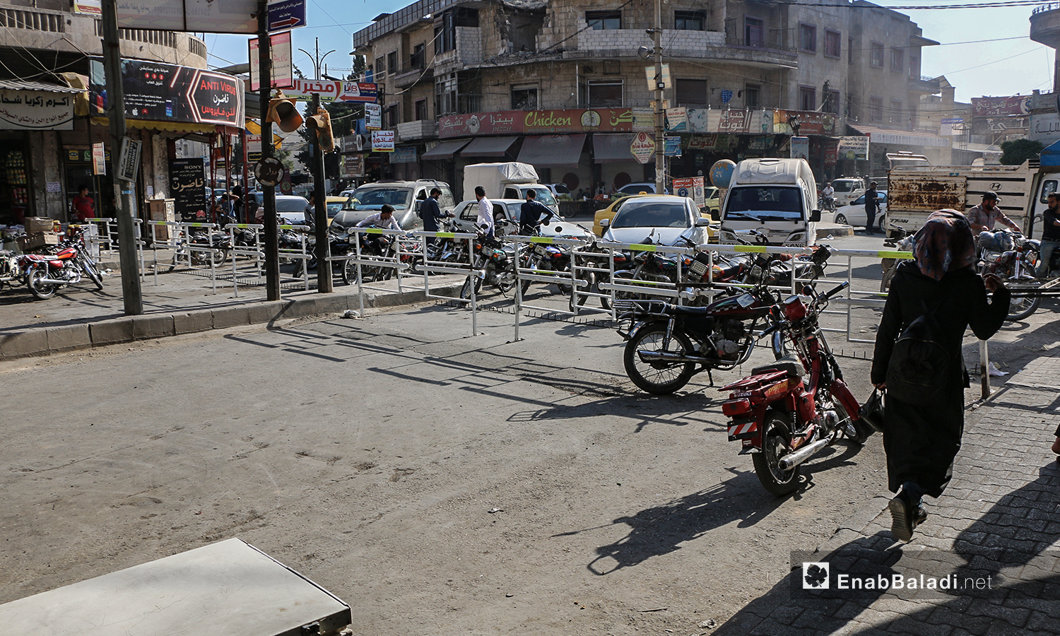 حواجز على طريق السوق في إدلب المدينة لتقليل الازدحام ومنع التفجيرات قبيل عيد الأضحى - 29 تموز 2020 ( عنب بلدي / أنس الخولي )
