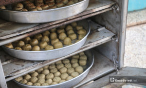 تجهيز حلويات العيد في إحدى منازل أهالي بلدة دابق بريف حلب الشمالي - 30 تموز 2020 (عنب بلدي / عبد السلام مجعان )