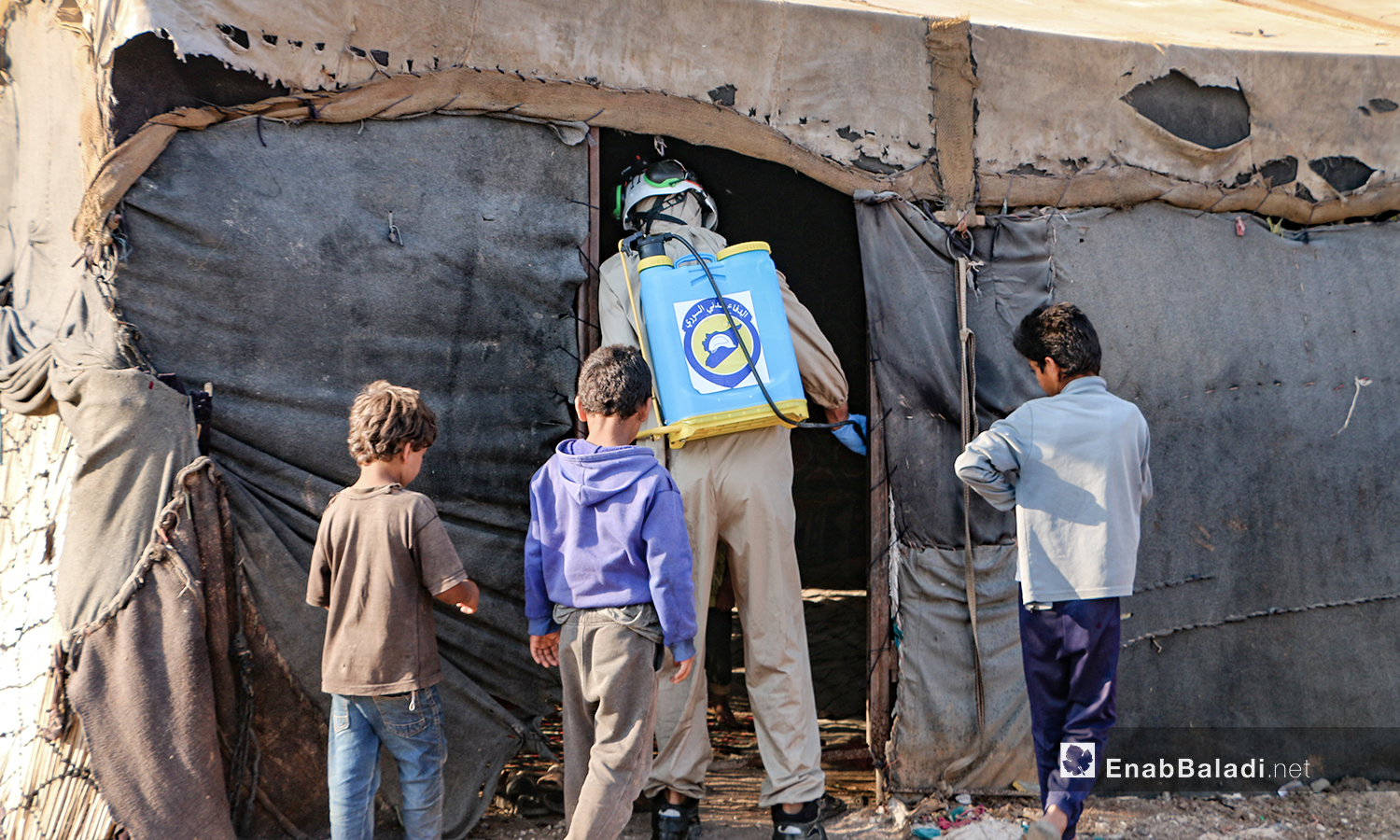 فريق الدفاع المدني السوري يقوم  بإجراءات الوقاية من فايروس "كورونا" في مخيمات بلدة دابق شمال حلب - 12 من تموز 2020 (عنب بلدي / عبد السلام مجعان )
