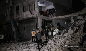 فريق الدفاع المدني يقوم بالبحث عن مصابين بعد غارتين من طائرات حربية مجهولة في مدينة الباب - 15 من تموز (عنب بلدي / عاصم الملحم )