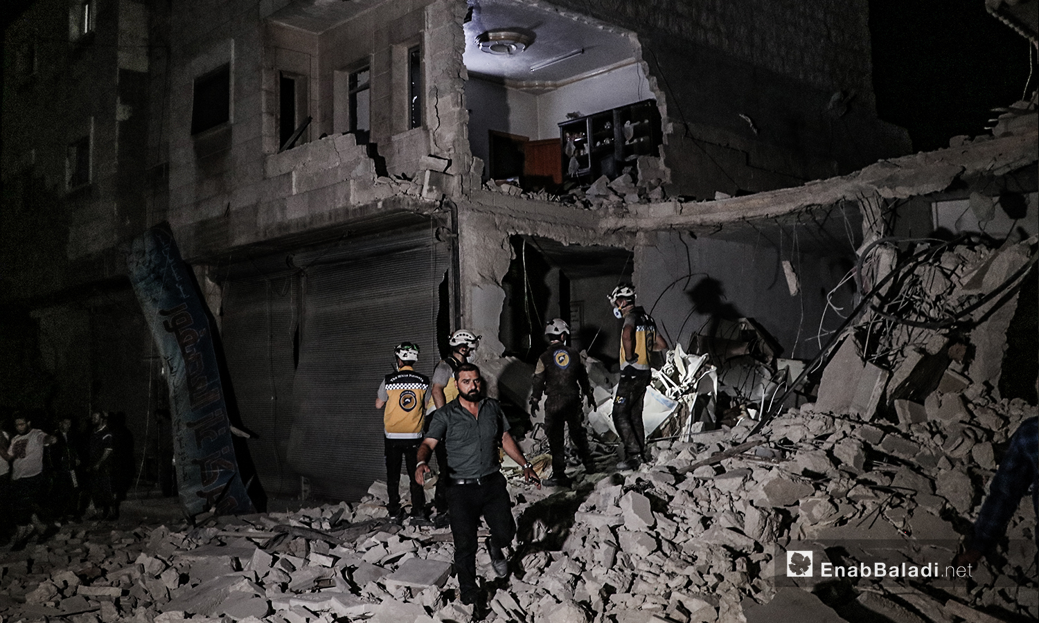 الدفاع المدني يبحث عن مصابين بعد غارتين من طائرات حربية مجهولة في مدينة الباب - 15 من تموز (عنب بلدي / عاصم الملحم )