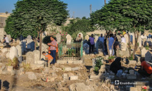 أهالي بلدة دايق بريف حلب الشمالي يزورون قبور ذويهم في أول يوم عيد الأضحى - 31 تموز 2020 (عنب بلدي / عبد السلام مجعان )