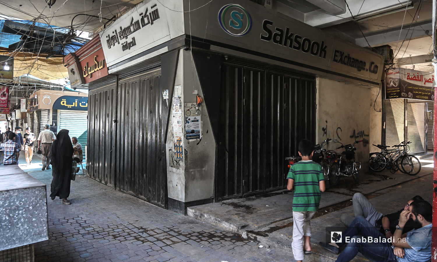 اغلاق سوق الصرافة في مدينة إدلب اثر مقتل شخص في السوق جراء مشادات - 13 من تموز 2020 (عنب بلدي / يوسف غريبي )