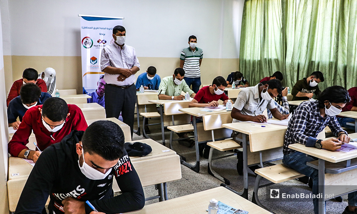 طلاب يقومون باجراء الامتحانات النهائية للشهادة الثانوية في ظل اجراءات الحماية من كورونا في مدينة الباب بريف حلب الشمالي - 12 من تموز 2020 (عنب بلدي / عاصم الملحم )
