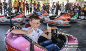 أطفال يلعبون في السيارات الكهربائية بمدينة الرقة في أول أيام عيد الأضحى - 31 تموز 2020 (عنب بلدي / عبد العزيز الصالح )