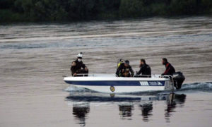 فريق الغطس في الدفاع المدني يبحث عن غريق في نهر الفرات - 23 تموز 2020 (الدفاع المدني)
