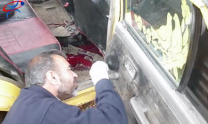 الخبير الجنائي فاروق شومان يحاول الكشف عن أسباب حادثة قتل في معرة مصرين بريف إدلب - 9 أيار 2017 (مديرية صحة إدلب)

