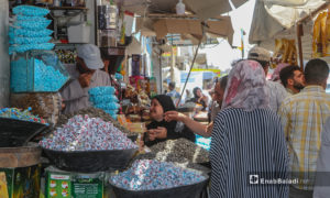 نساء يشترون السكاكر من أحد المحال في أسواق مدينة الرقة - 30 تموز 2020 (عنب بلدي / عبد العزيز الصالح )