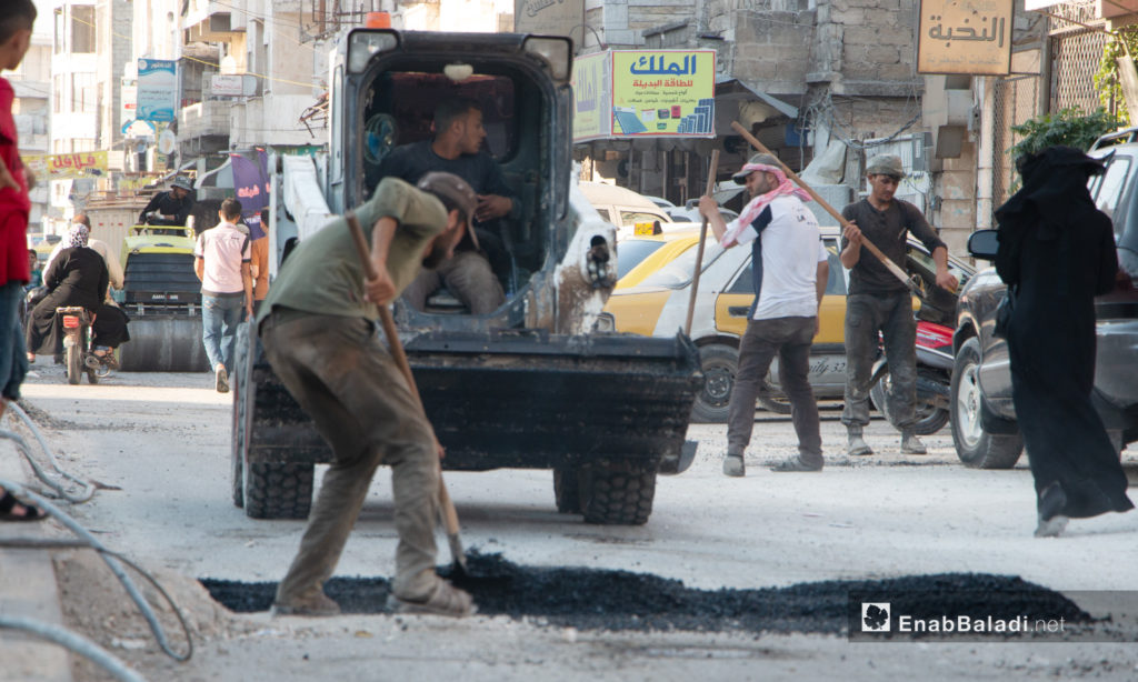 عمليات ترميم الطرقات في مدينة إدلب من قبل المجلس المحلي للمدينة - 14 تموز 2020 (عنب بلدي/أنس الخولي)